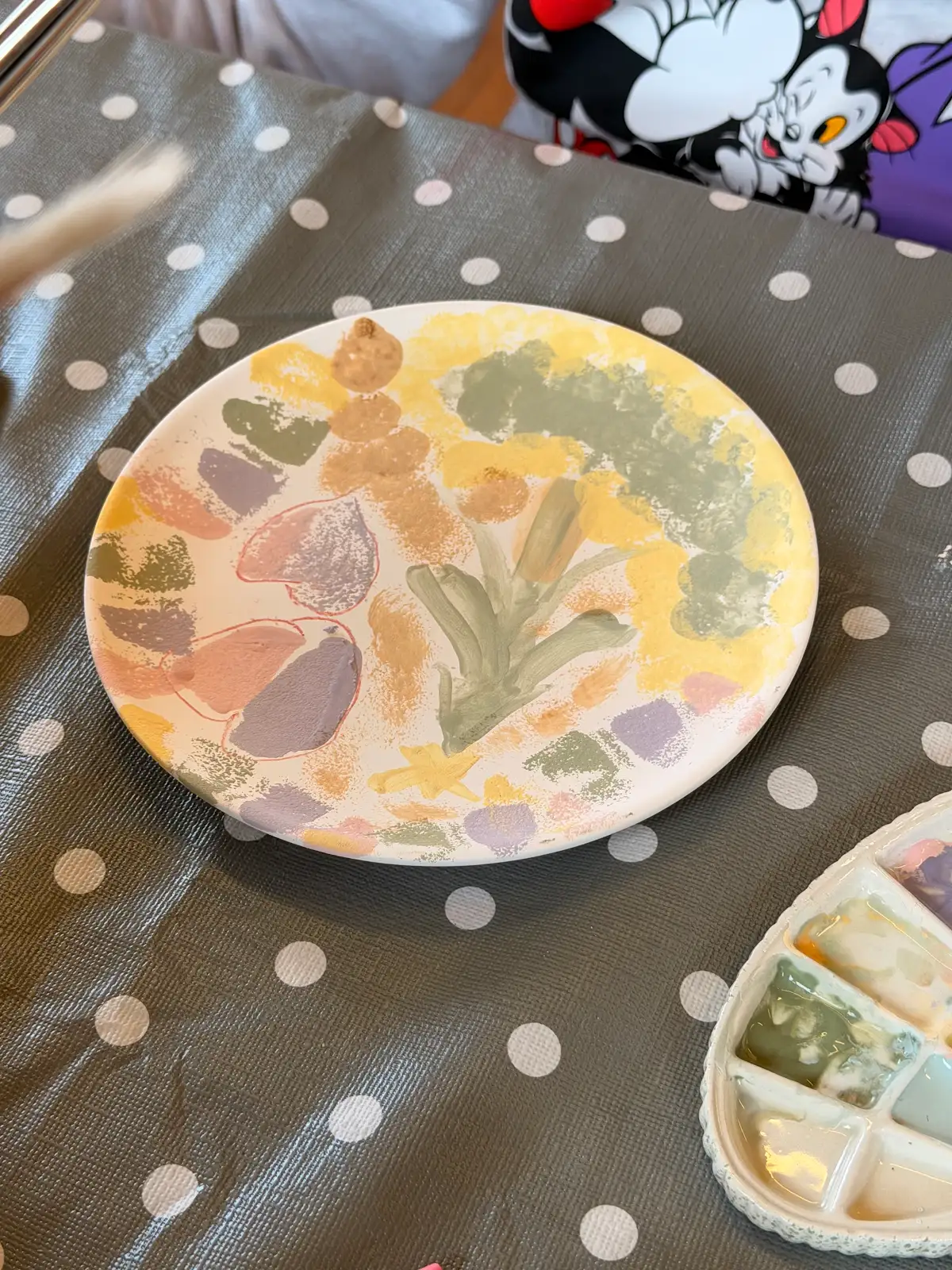 Painted ceramic plate with soft yellow flowers and heart details at Fabode